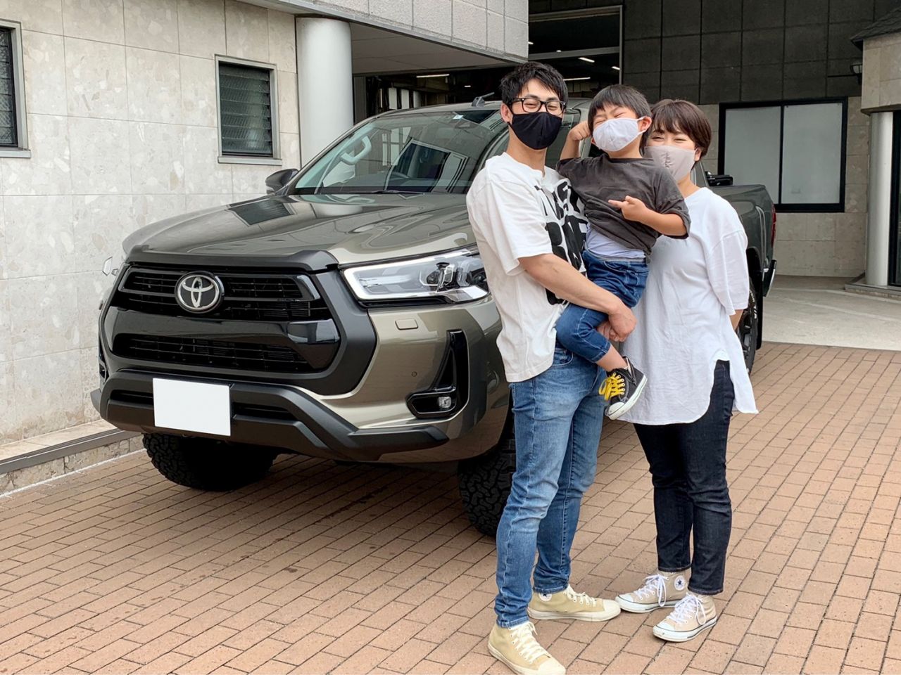 宮城県　A様FAM👨‍👨‍👦　頼れる相棒💪人気の現行ハイラックスをご納車です🚙💨